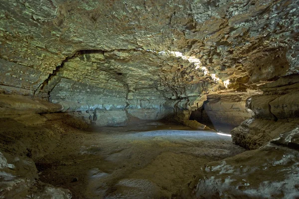 洞窟の天井の亀裂から自然光が — ストック写真