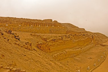 Eski bir tapınağın kalıntıları.