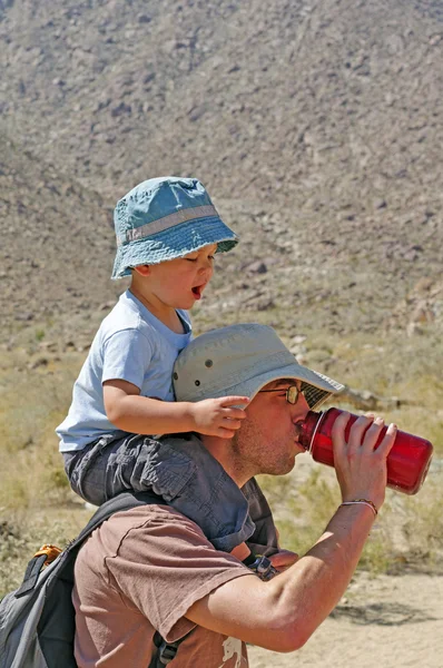 Vater und Sohn gemeinsam auf Wanderschaft — Stockfoto