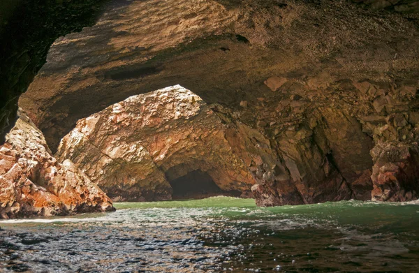 Grottes marines sur une côte océanique — Photo