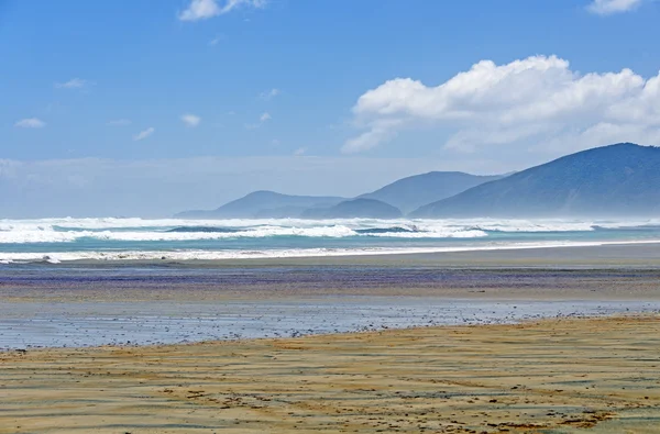 Olas que chocan en un día ventoso en una playa de la isla — Foto de Stock