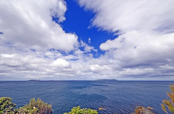 Spektakulärer Himmel aus der Sicht des Ozeans — Stockfoto