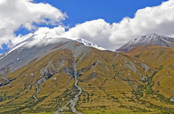 Bahar karda dağ zirveleri — Stok fotoğraf