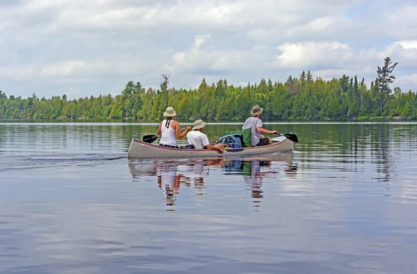 Paddling on a Wilderness lake — Stock Photo, Image