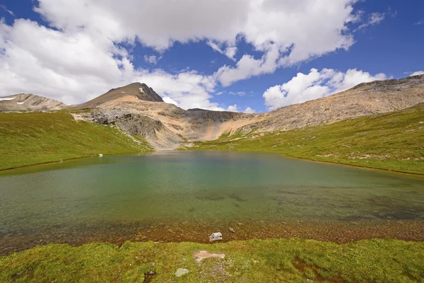 Alpine lake på en solig dag — Stockfoto