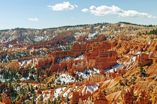 Nieve de primavera en un cañón de roca roja — Foto de Stock