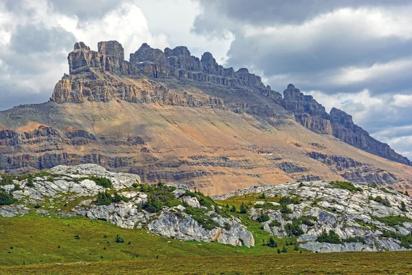 Jagged Peaks in Mountain Clouds — Stock Photo, Image