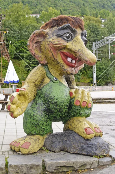 Statue eines Trolls in skandinavischer Stadt — Stockfoto