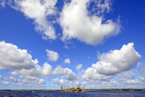 Nubes altas sobre un lago salvaje —  Fotos de Stock