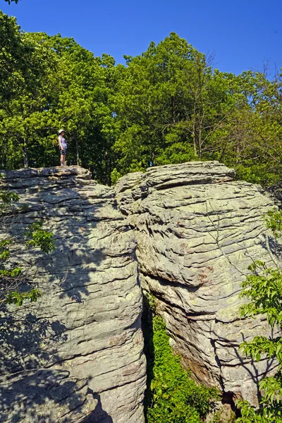 Hiker on a Sandstone bluff — Stock Photo, Image