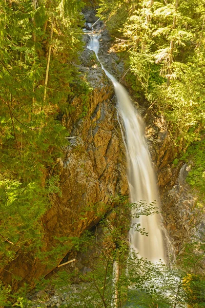 Abgelegene Wasserfälle in einer Gebirgsschlucht — Stockfoto