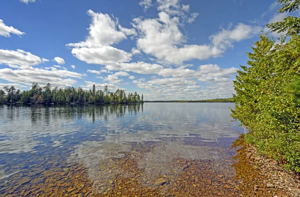 Réflexions nuageuses sur un lac clair — Photo