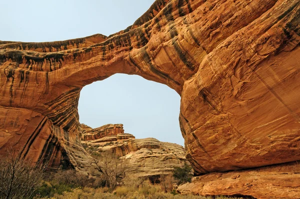 Natürliche Brücke in einer Wüstenschlucht — Stockfoto
