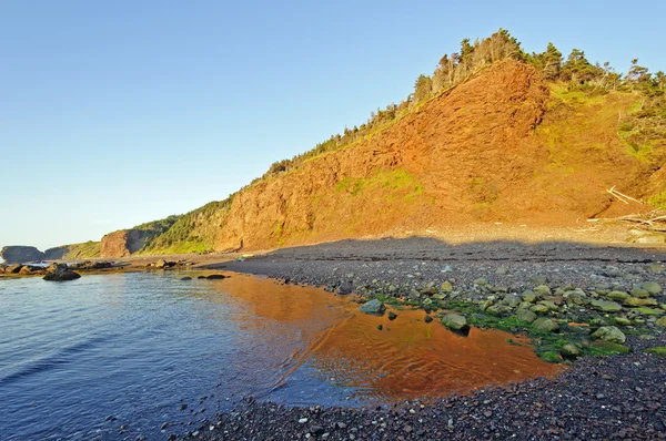 Красное сияние и рефлексия на океанском побережье — стоковое фото