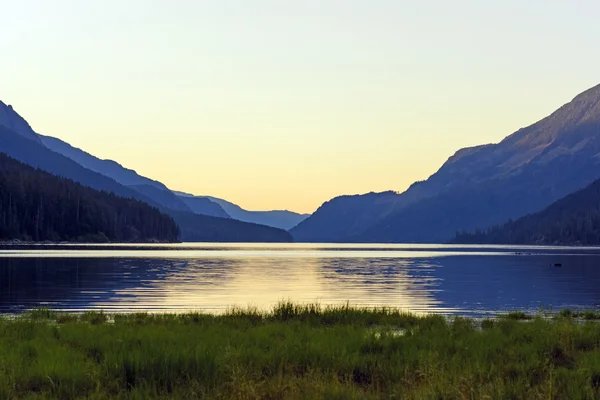 Crepuscolo su un lago di montagna — Foto Stock