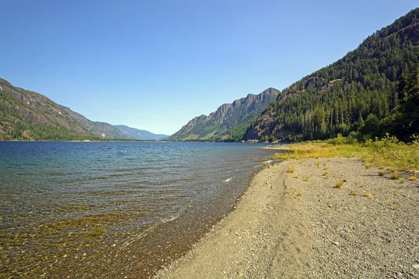 Strandlinjen syn på en lång fjällsjö — Stockfoto