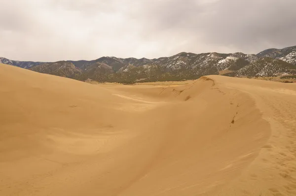 Sandtal in den Sanddünen — Stockfoto