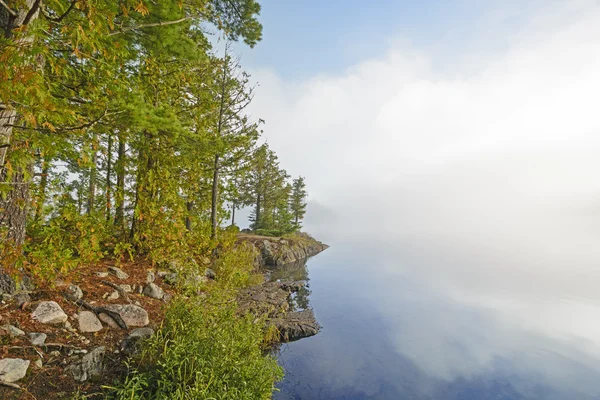 Peninsula pe un lac ceață — Fotografie, imagine de stoc