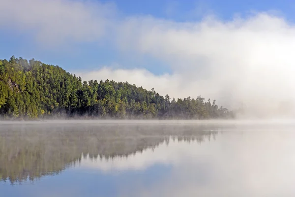Nevoeiro e reflexões no país das canoas — Fotografia de Stock