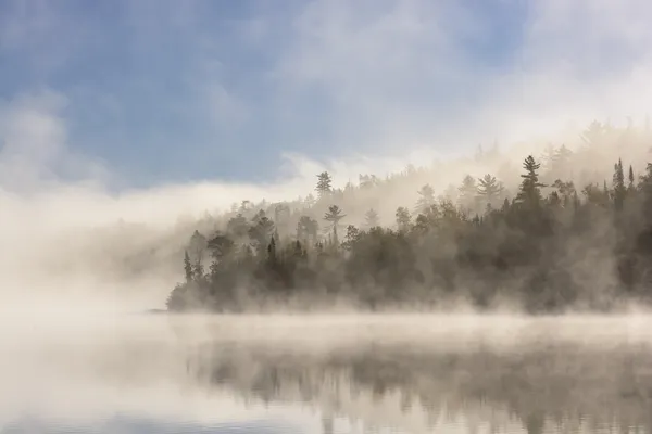 Ранковий туман, знявши на сонці — стокове фото