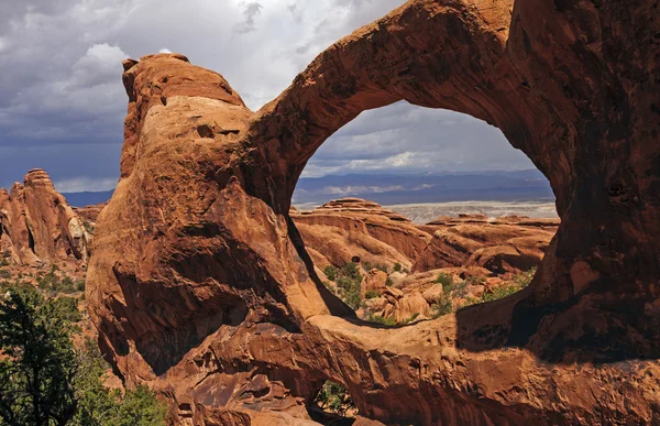 Dramatic Arch on Spring Day in the Desert — Stock Photo, Image