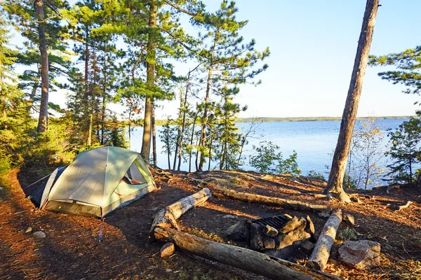 Morgon skuggor på en vildmark Camping — Stockfoto