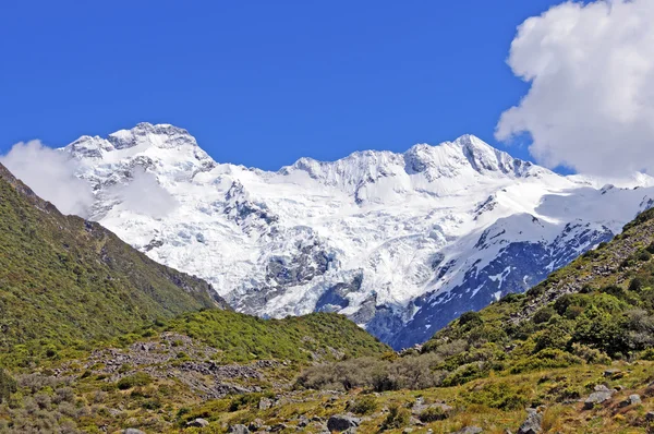 Pics blancs contre un ciel bleu — Photo