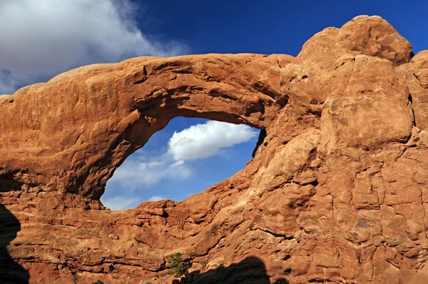 Arco drammatico contro il cielo — Foto Stock