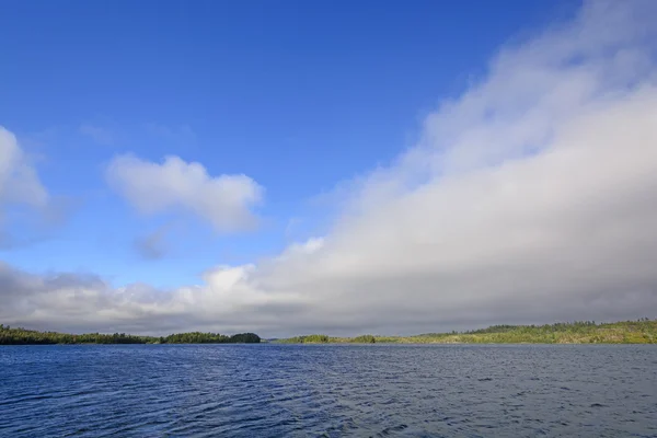 清除在荒野的湖面上的天空 — 图库照片