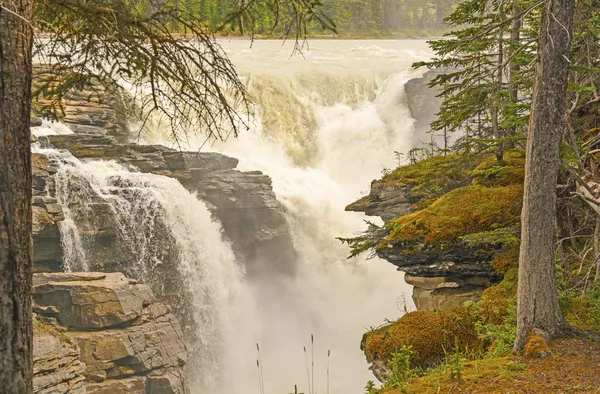 Chutes dramatiques dans les montagnes — Photo