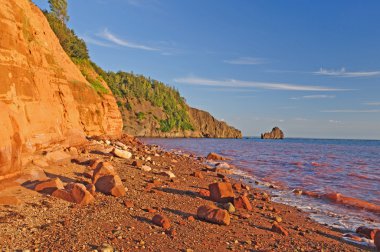 gün batımında kıyı kayalıklardan