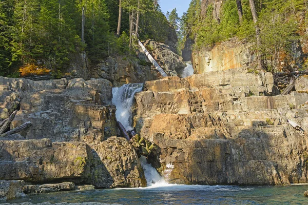 Lumière du matin sur les chutes cachées dans les montagnes — Photo