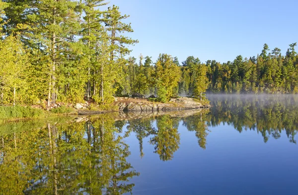 Mist and Reflections in the Early Morning — Stock Photo, Image