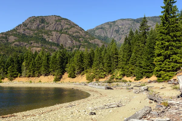 Žulové vrcholy nad placid lake — Stock fotografie