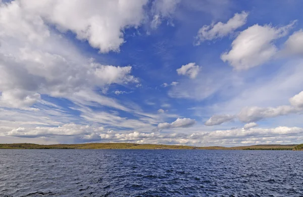 Vahşi doğa göl üzerinde bulutlar düşmek — Stok fotoğraf