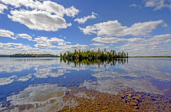 Sunny úvahy o jasné jezero — Stock fotografie