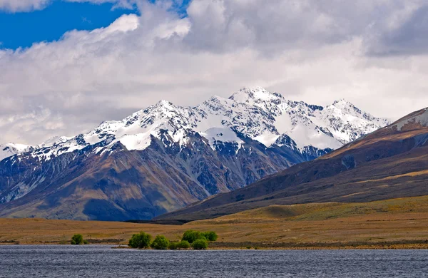 Montañas nevadas en un día de primavera —  Fotos de Stock