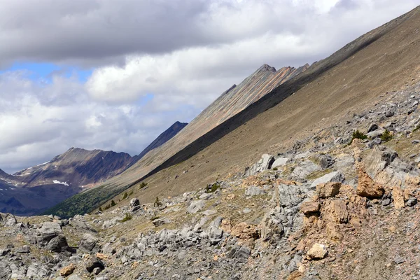 Gekartelde bergen vanaf een externe pass — Stockfoto