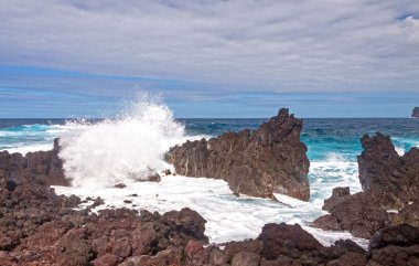 kayalık sahil üzerinde çökmesini dalgaları