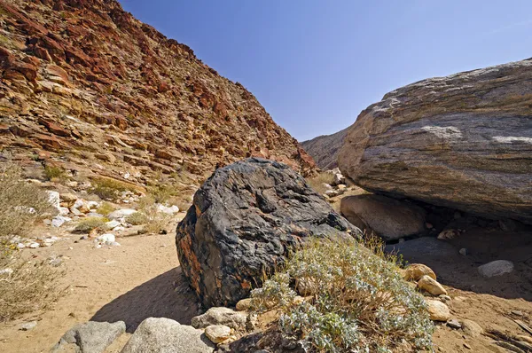 Dramatic Rocks along a Desert Trail — Stock Photo, Image