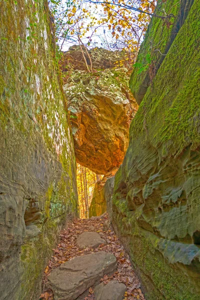 Looming Boulder Narrow Path Giant City State Park Illinois — Fotografia de Stock