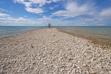Michigan 'daki Thompsons Limanı Parkı' nda Huron Gölü 'nde geniş bir göle çarpıcı bir tükürük.