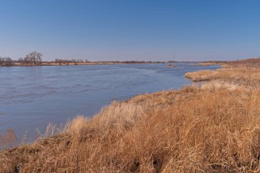 Nebraska, Kearney yakınlarındaki Platte Nehri 'ndeki Büyük Ovalar' daki geniş batı nehri.