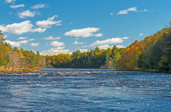 Río North Woods Fluye Hacia Los Colores Otoño Sendero Piers — Foto de Stock