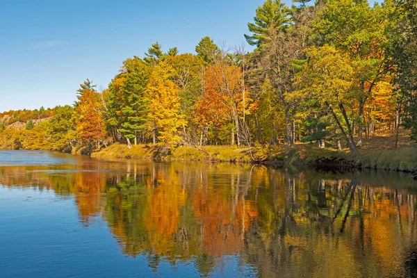 密歇根州梅诺梅尼河上一条平静的河流上的秋天反思 — 图库照片