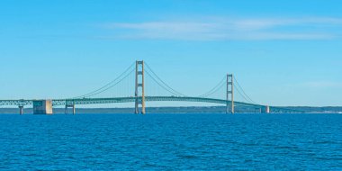 Kuzey Michigan 'da Açık Bir Yaz Günü Mackinac Köprüsü