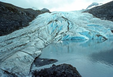 Worthington Buzulu Bulutlardan çıkıyor Valdez, Alaska yakınlarında