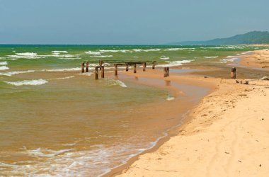 Michigan, Montague yakınlarındaki Michigan Gölü 'ndeki bir Lakeshore İskelesinin kalıntıları.