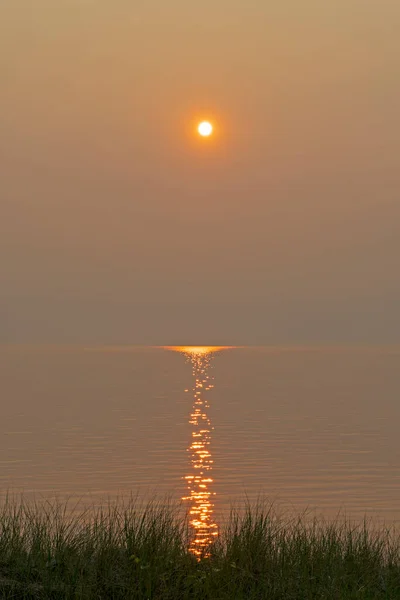 Sole Riflessione Una Sera Nebbiosa Sul Lago Michigan Vicino Montecchi — Foto Stock