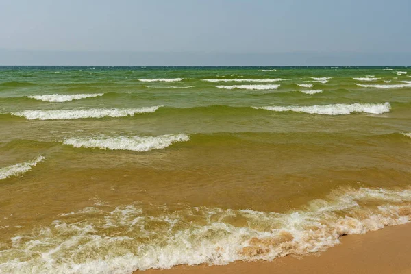 ミシガン州モンタギュー近くのミシガン湖の風の日に波を砕く — ストック写真